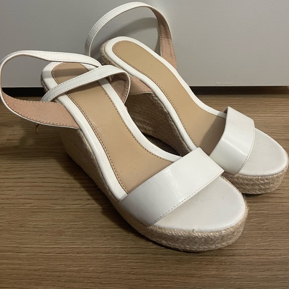 White Beach Wedges - Picture 3 of 5